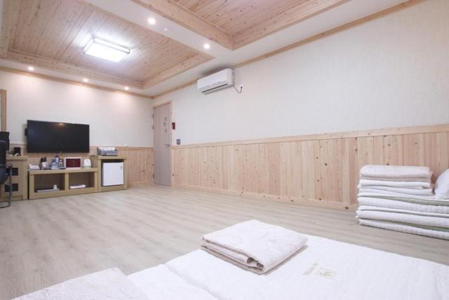 Yeosu Mj Motel מראה חיצוני תמונה
