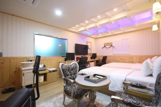Yeosu Mj Motel מראה חיצוני תמונה