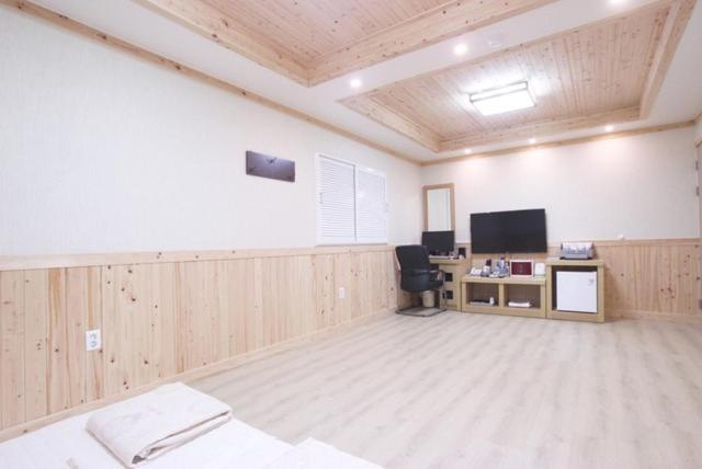 Yeosu Mj Motel מראה חיצוני תמונה