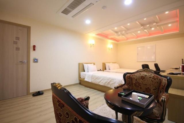 Yeosu Mj Motel מראה חיצוני תמונה
