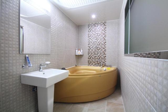 Yeosu Mj Motel מראה חיצוני תמונה