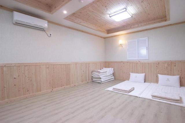 Yeosu Mj Motel מראה חיצוני תמונה