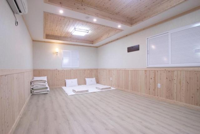Yeosu Mj Motel מראה חיצוני תמונה